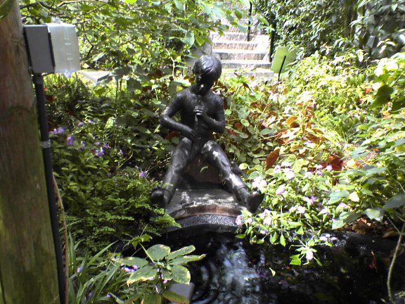 statue